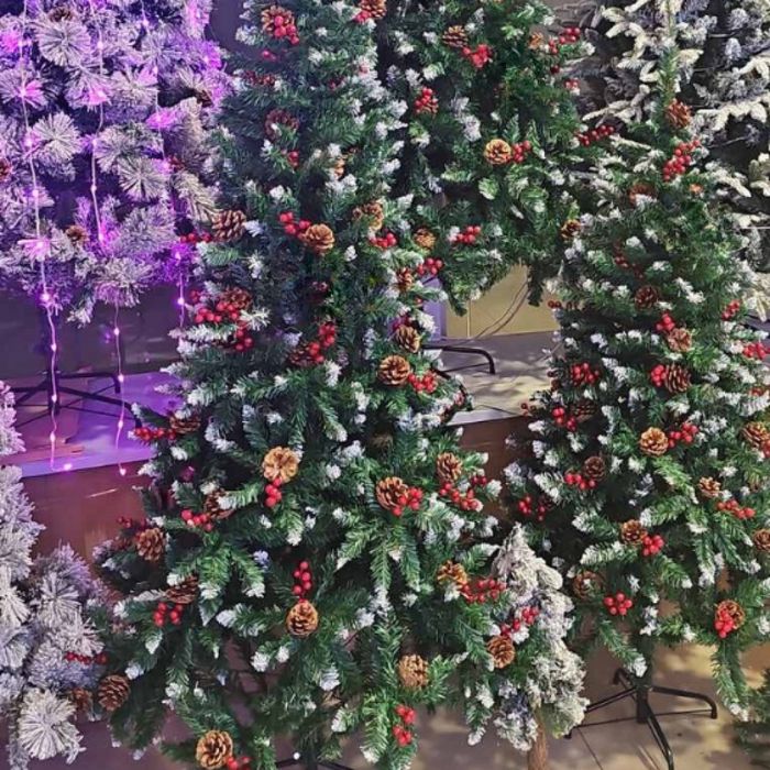 Коледно дърво с шишарки и червени плодове