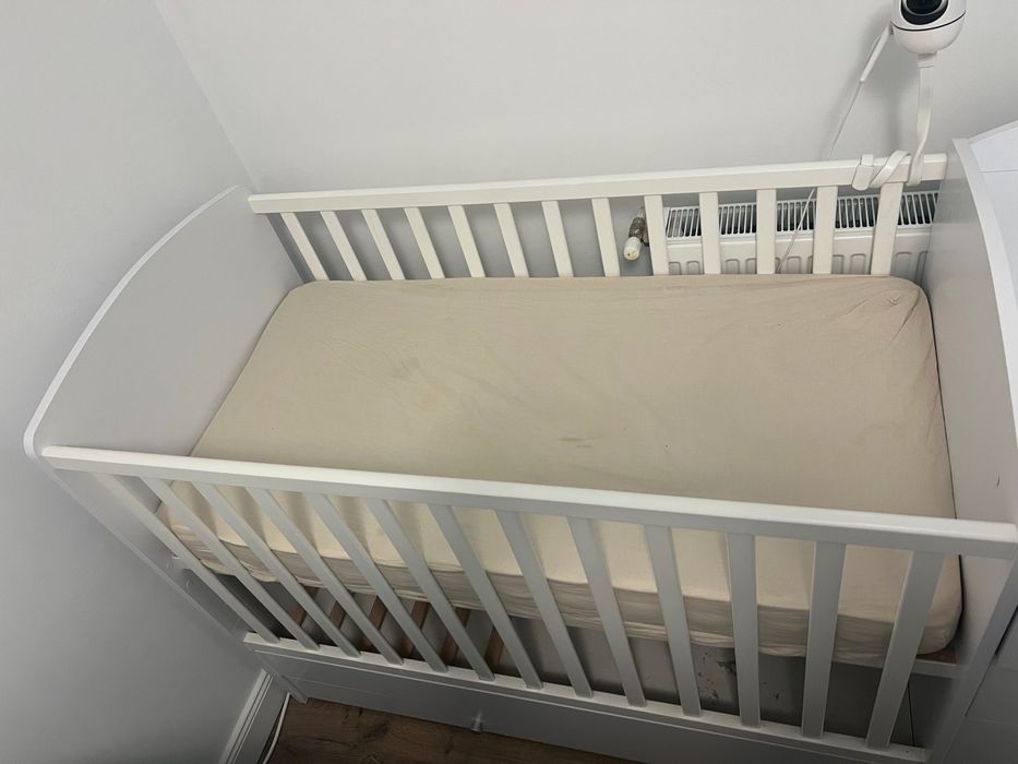 Vand patut bebe cu partea de infasat, cu tot cu saltea