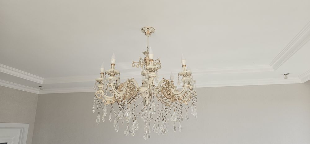 Люстра в отличном состоянии 8 ламп