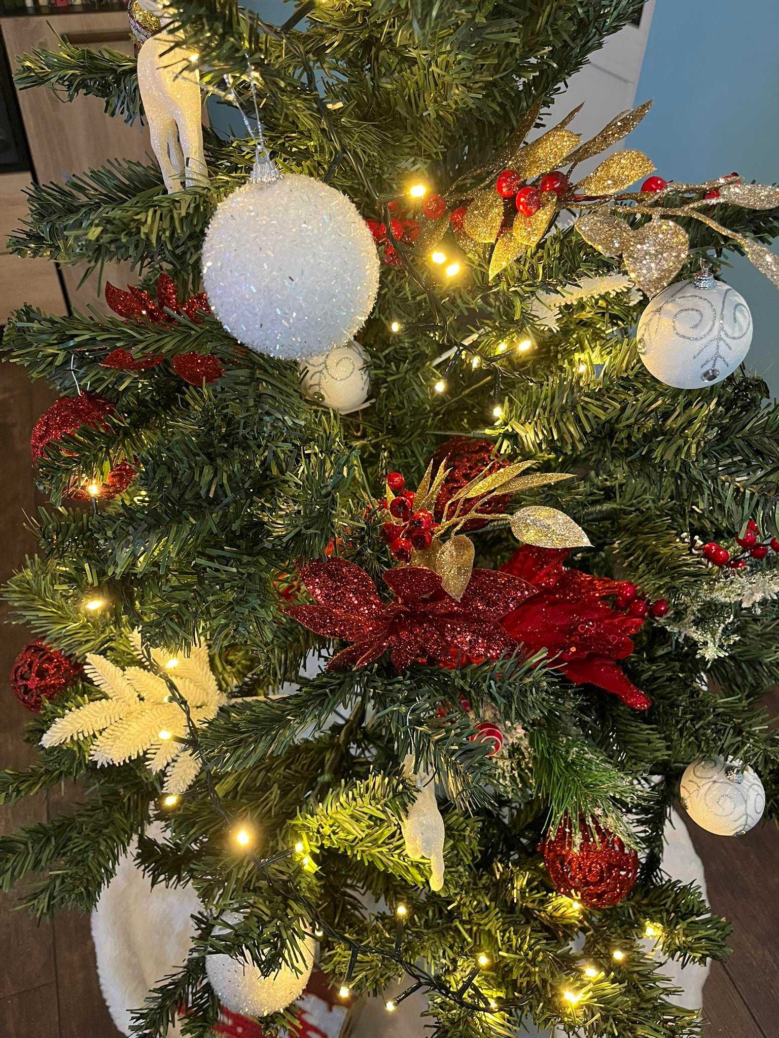 Коледна елха с играчки, декорации, лампички и др.
