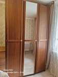 Шкаф трехдверный отдел плательный и для белья, тумбы, кровать