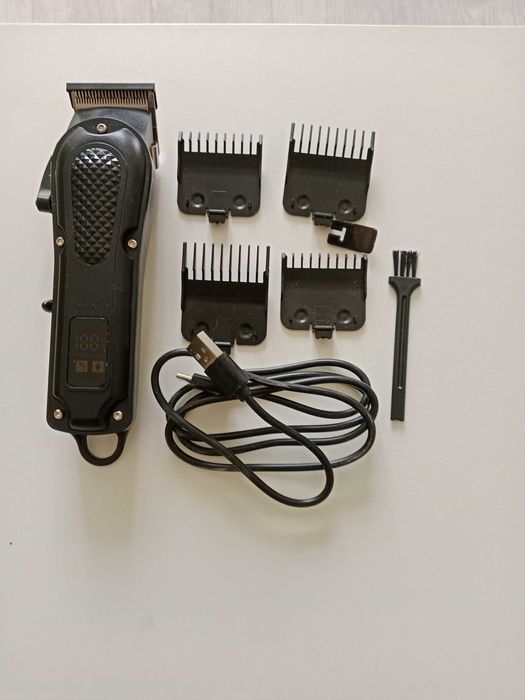 Машинка для бороды и усов.