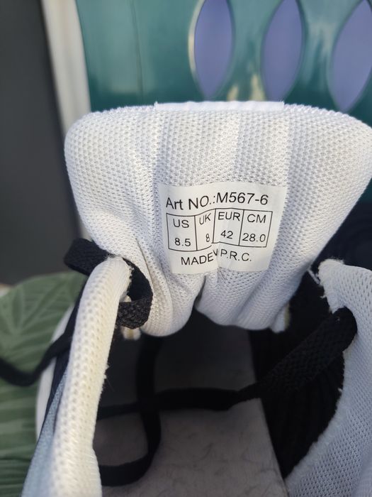 Продават се маратонки