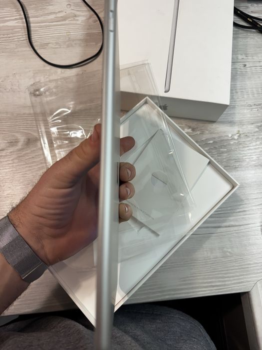 iPad gen 5, 32 gb, white