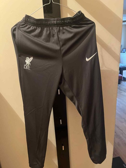 Екип на Nike, нов, без етикети, размер 158-170.