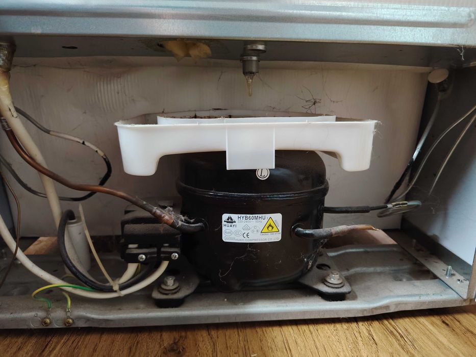 Хладилник с горна камера NEO