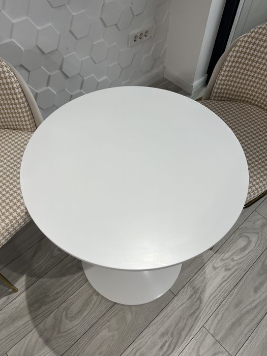 Vând masă rotundă cu un picior