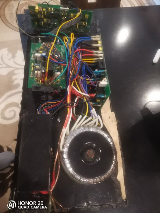 мощен кросоувър за субуфер и вграден усилвател