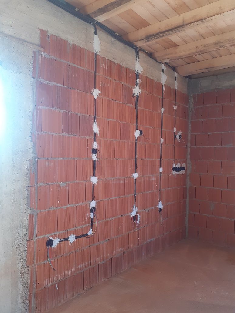 Electrician calificat / instalatii electrice PFA