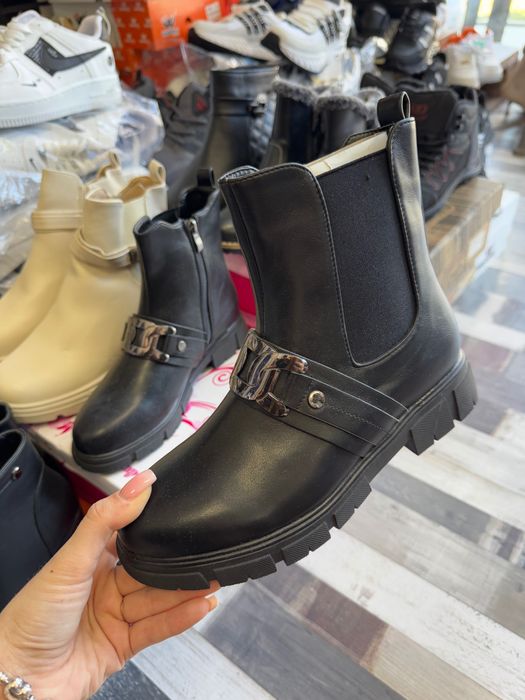 Нови боти на разпродажба от магазин