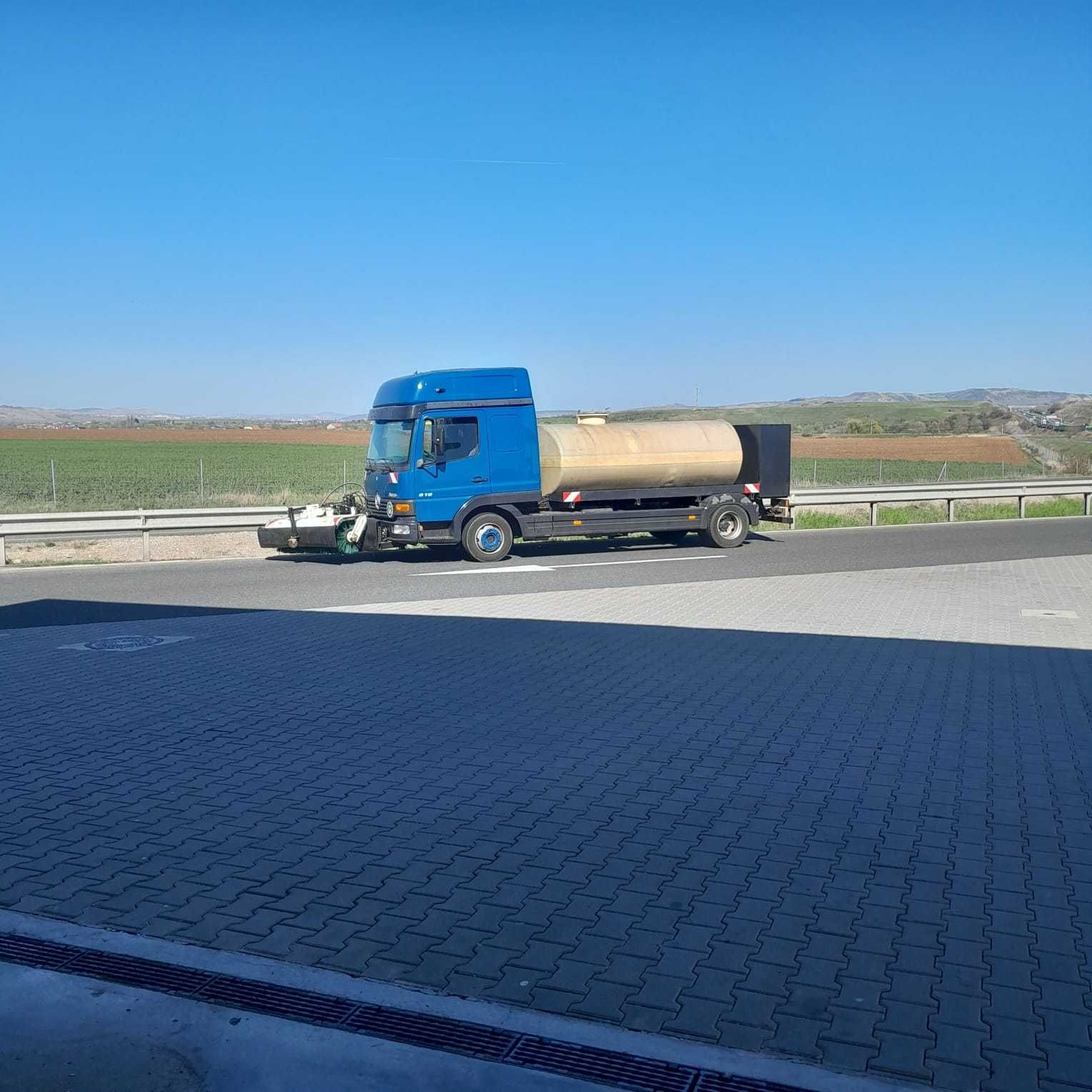 Vand camion cisterna cu perie