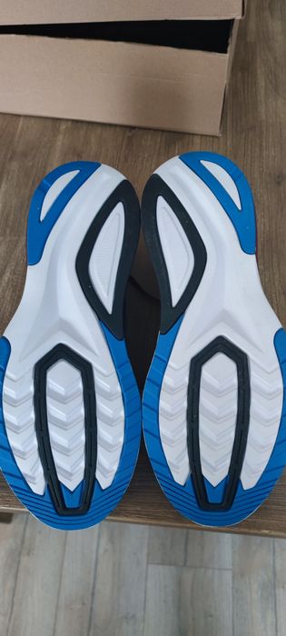 нови SAUCONY endorphin shift 2 стелка :29см..