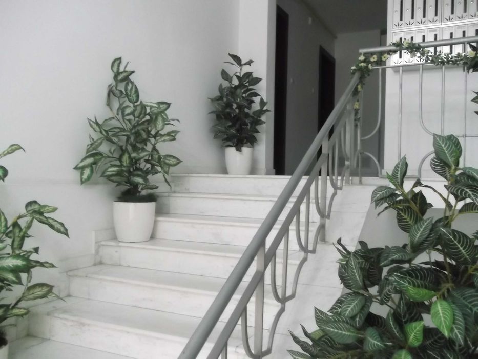 Inchiriez apartament cu trei camere.