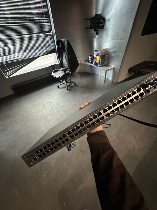 Продам Коммутатор класса Enterprise с портами Uplink 10G