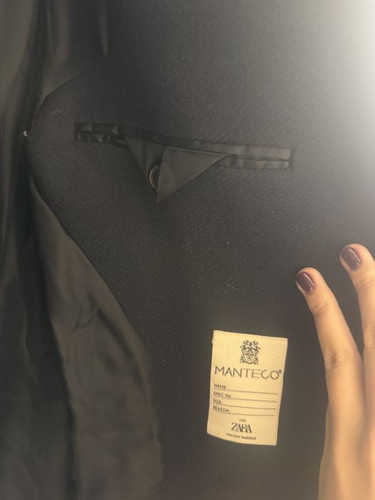 Тъмносиньо вълнено палто от Zara