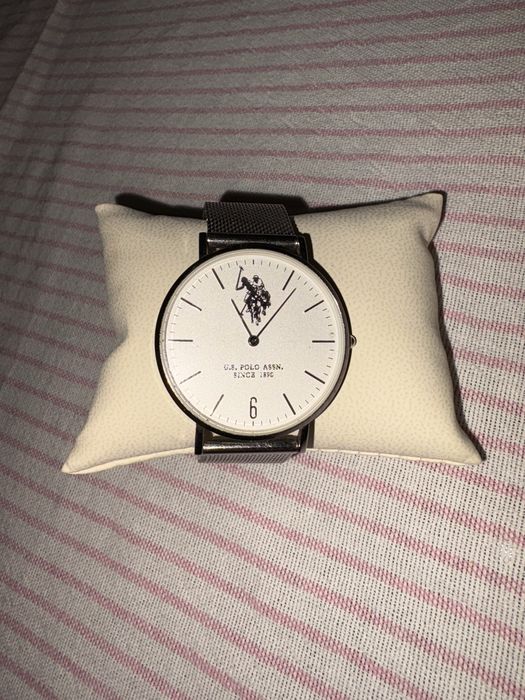 Красив и нов часовник “U.S.Polo”от нераждаема стомана,в сребърен цвят!