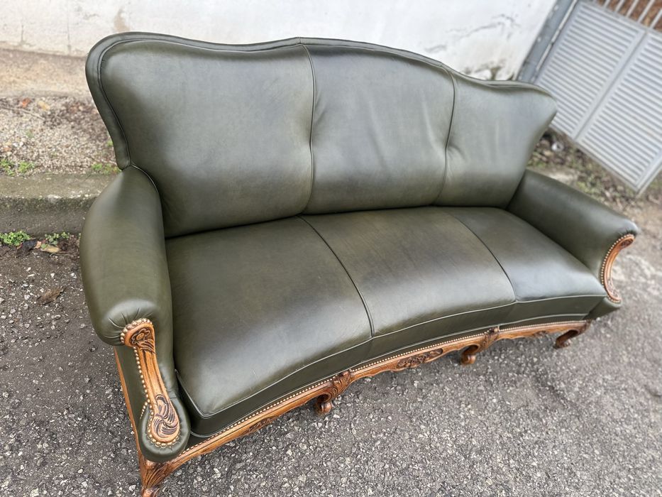 Кожен диван с масив и дърворезба