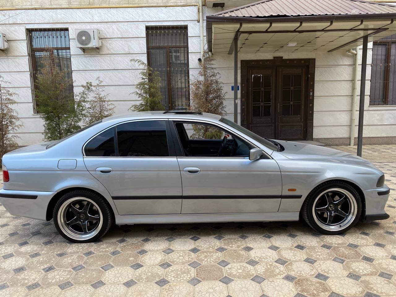 Срочно продаю свою бмв е39