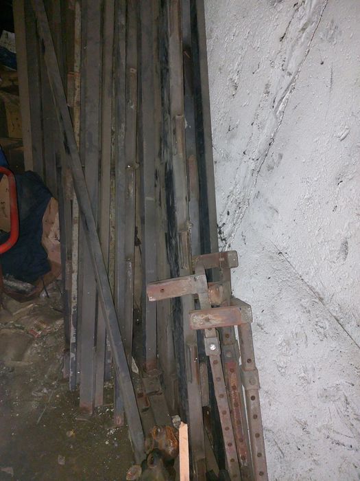 Продаётся  стойки  на кузов