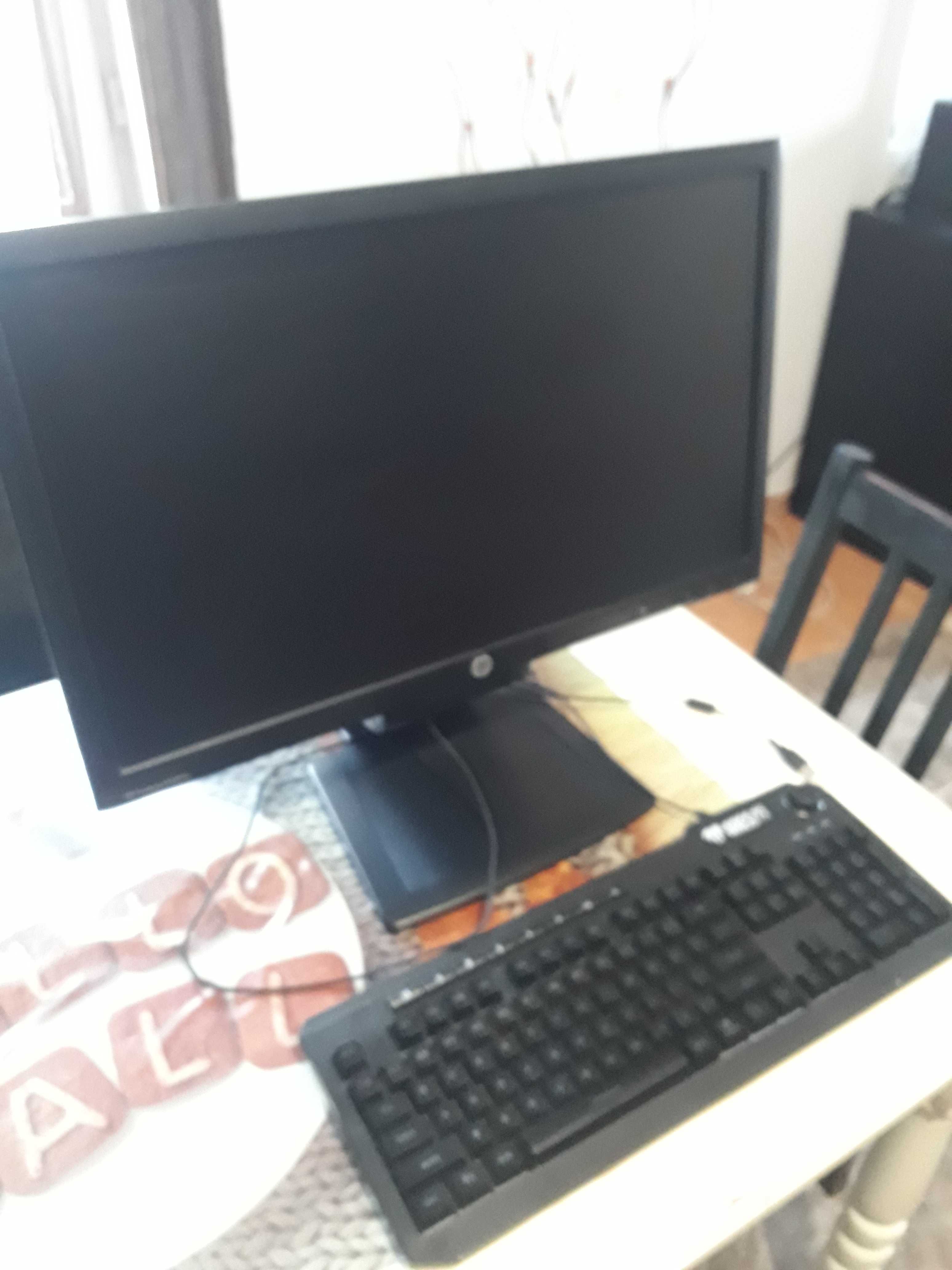 Monitor 24 led hp + tastatura gaming