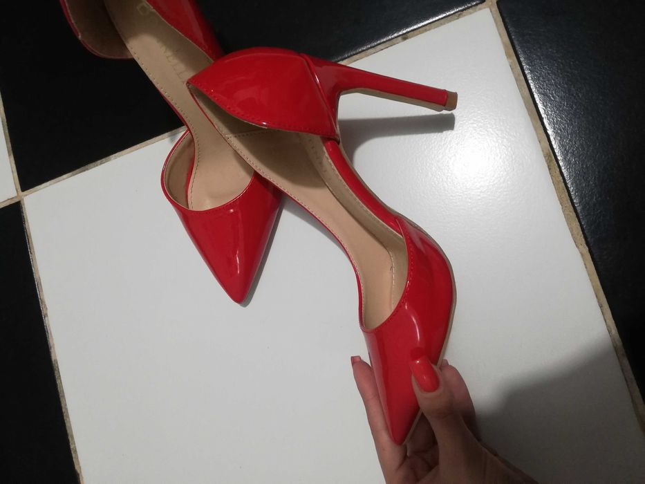 Pantofi cu toc, roșii, din lac