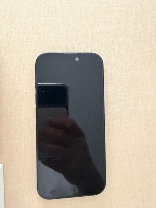 Vand Iphone 16 pro 256 GB impecabil în garanție.