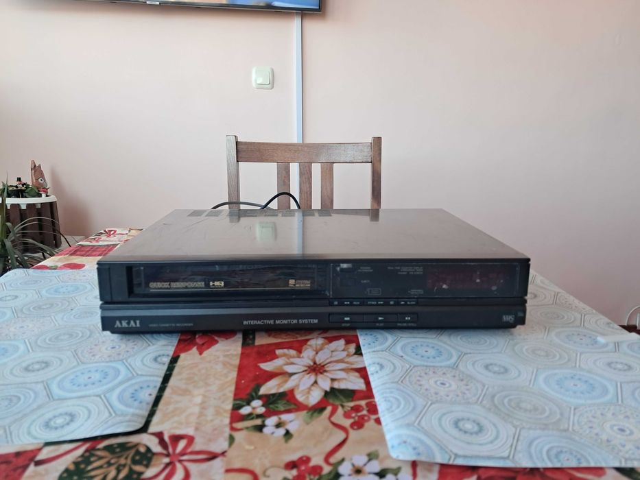 ДВД видео "Акай" с дистанционно, работи отлично за годините си!