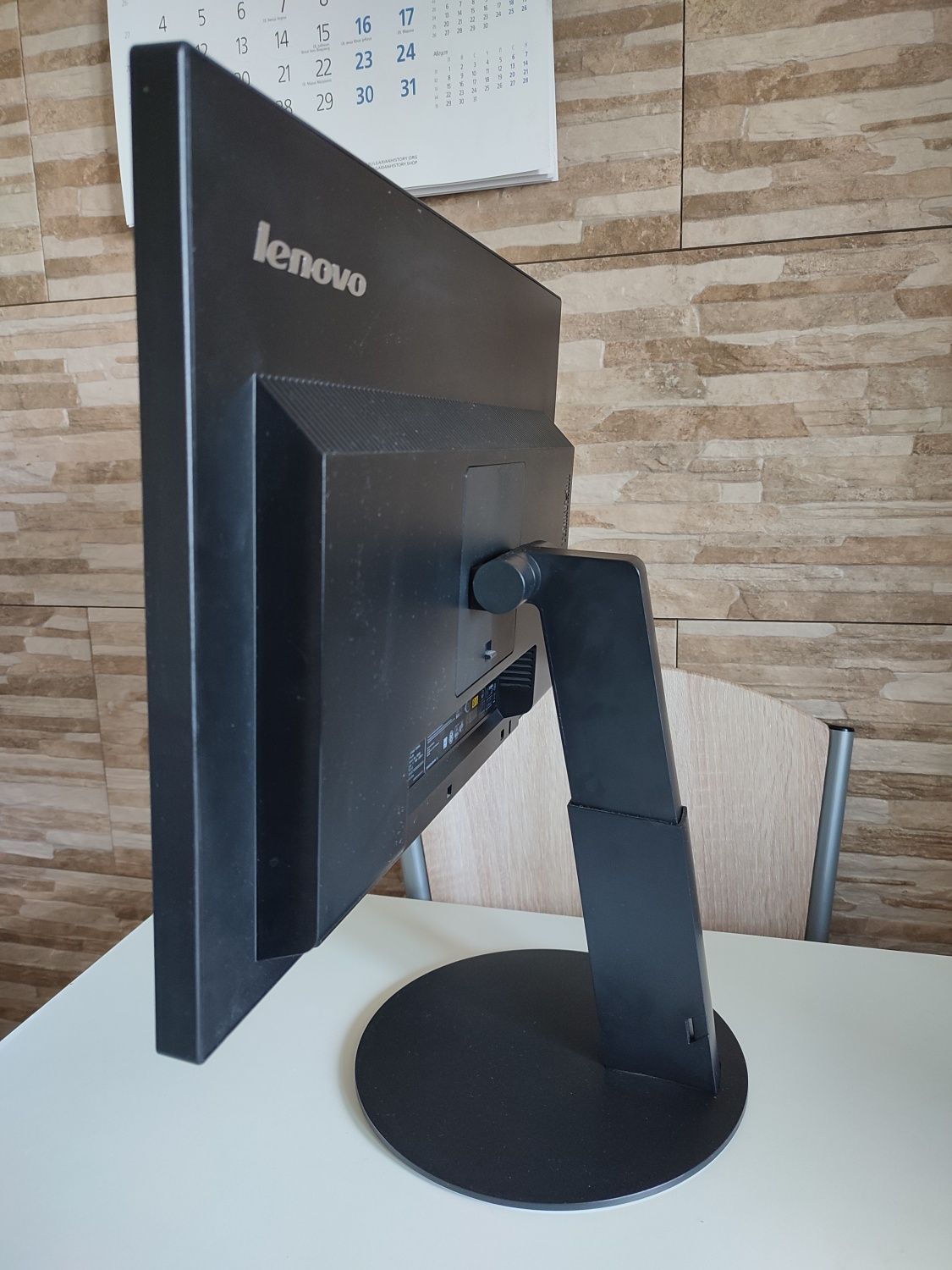 Продавам 22" монитор Lenovo ThinkVision T2254A