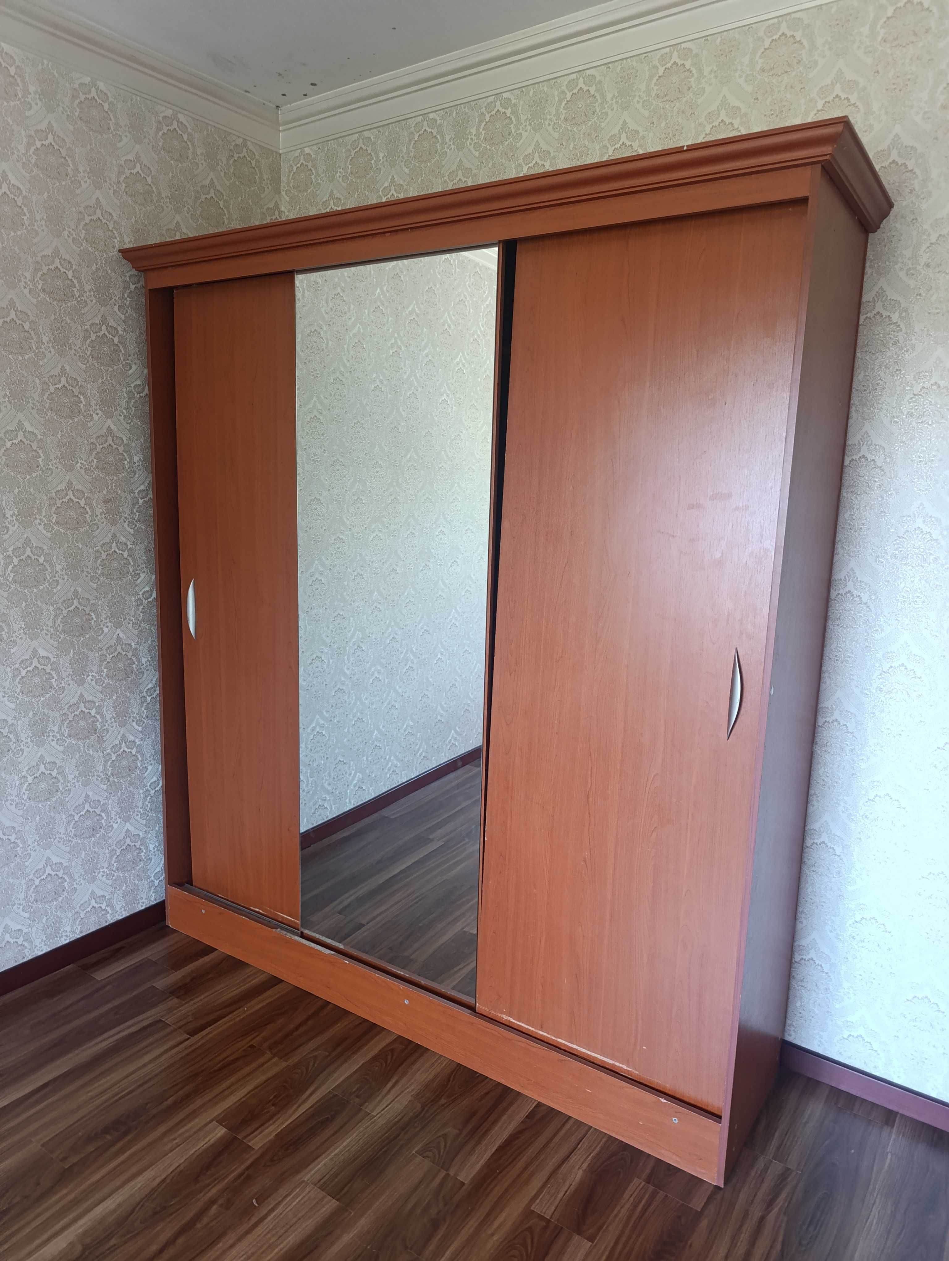 Продам шкаф купе б/y в хорошем состоянии