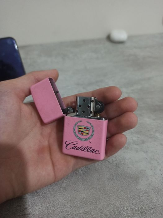 Продам зажигалку zippo Cadillac