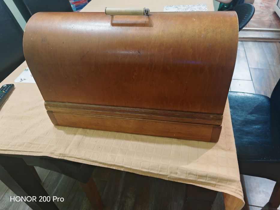 Vând mașina de cusut