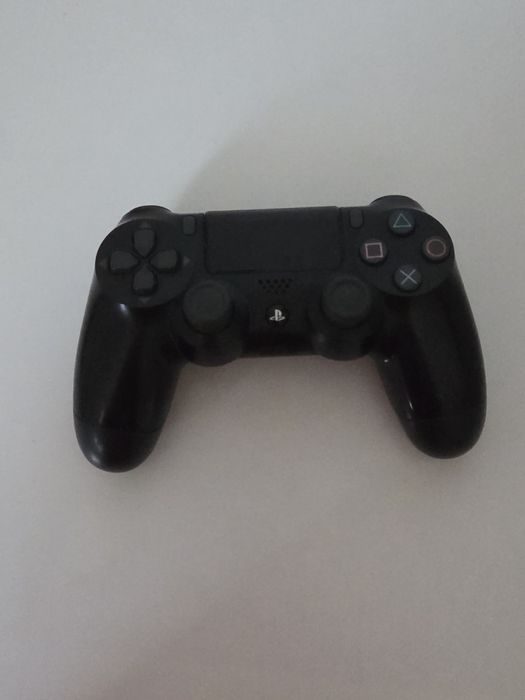 Vând ps4 cu un controler și un suport de ps4 preț negociabil