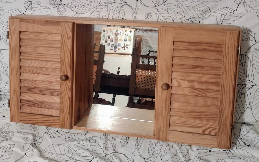 Dulap din lemn cu oglindă