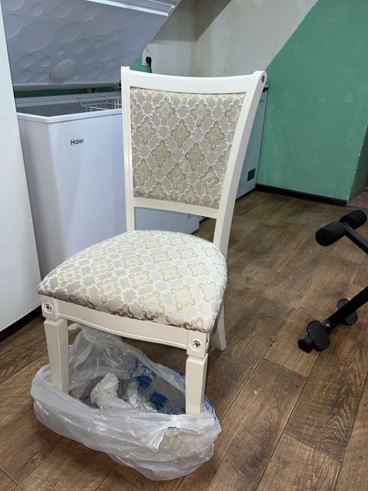 Белые стулья из дерева