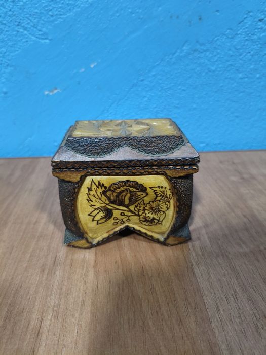 Деревянная шкатулка старенькая