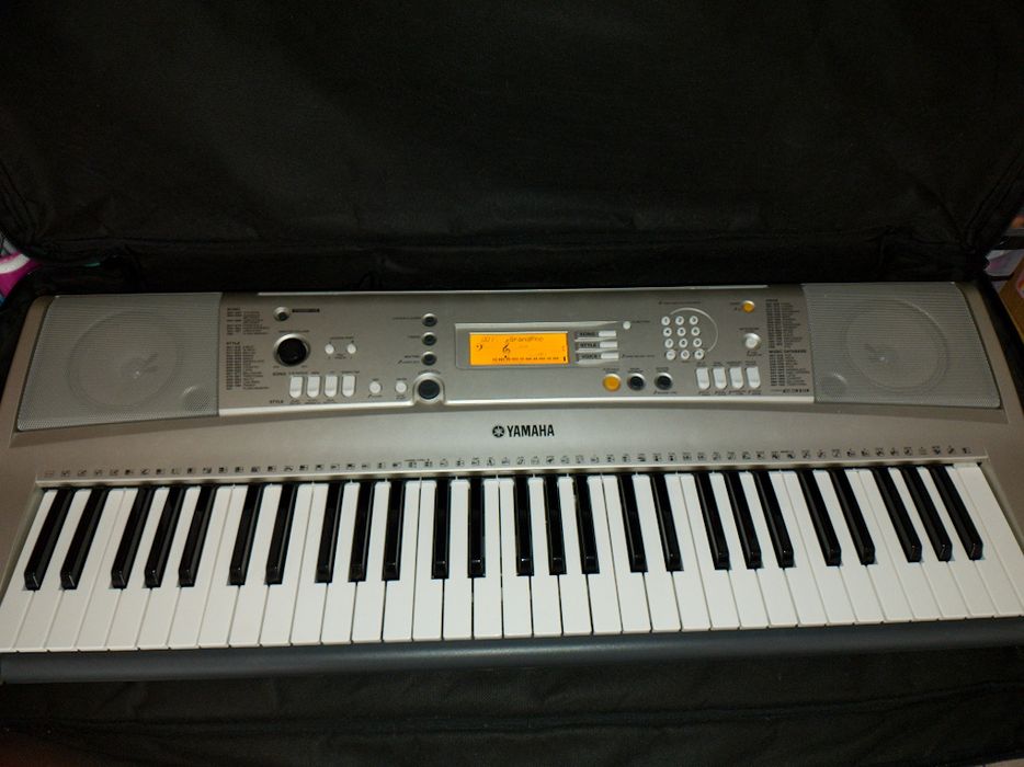 Vând orga Yamaha