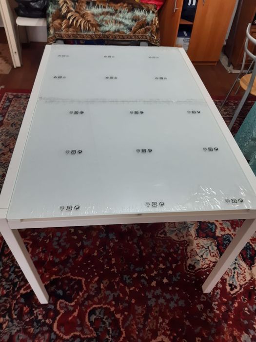 Vând  masă nouă cadru metal ,blat de sticlă