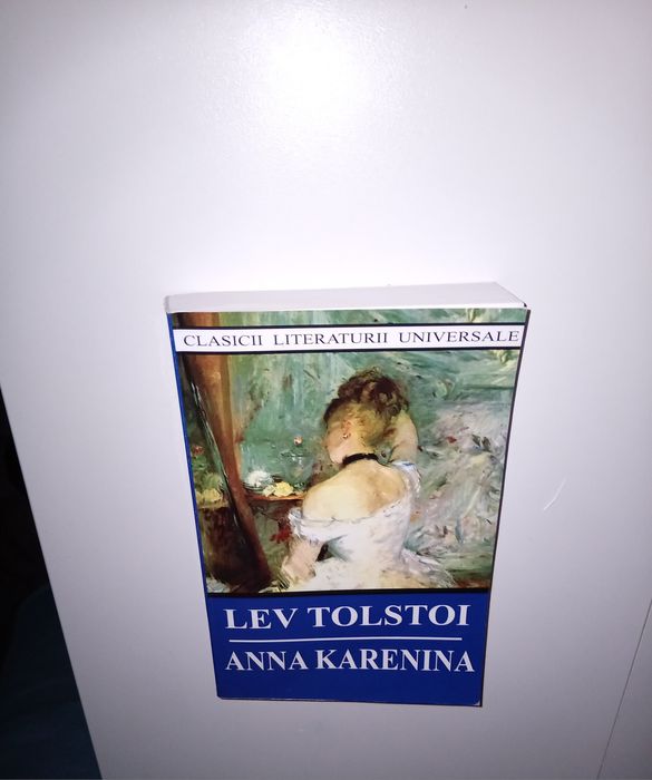 Romanul clasic „Anna Karenina” de Lev Tolstoi, ediția Cartex 2000.