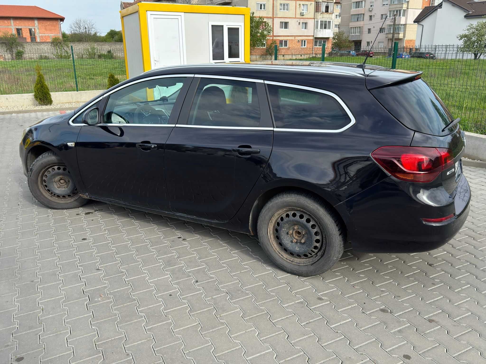 Opel Astra J Sport Tourer 2011