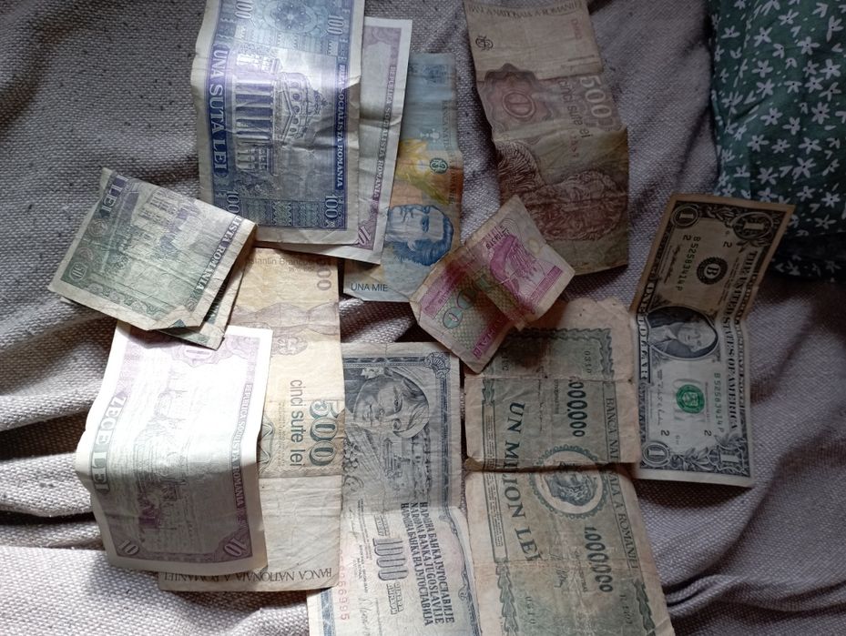 Vând bancnote  diferite