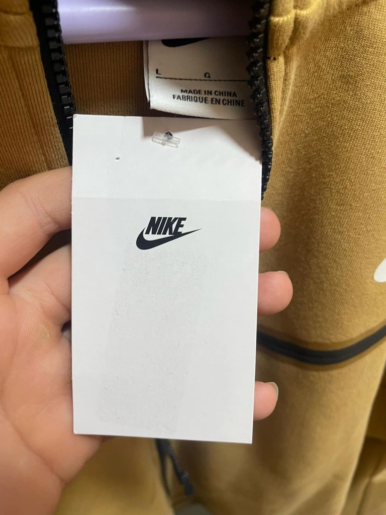 ЧИСТО НОВО горнище на Nike tech fleece бежов