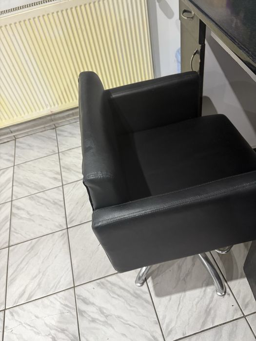 Vand canapea ,scaun coafor ,scafa ,si postul de lucru In stare buna