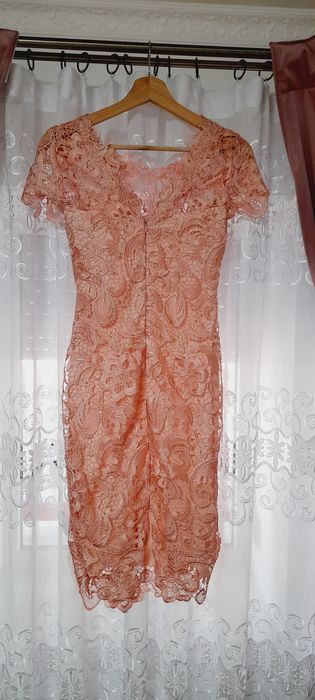 Vand rochie din dantelă cu croi pe corp