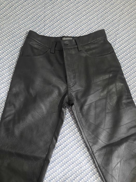 Брюки кожаные, мотоцикл.