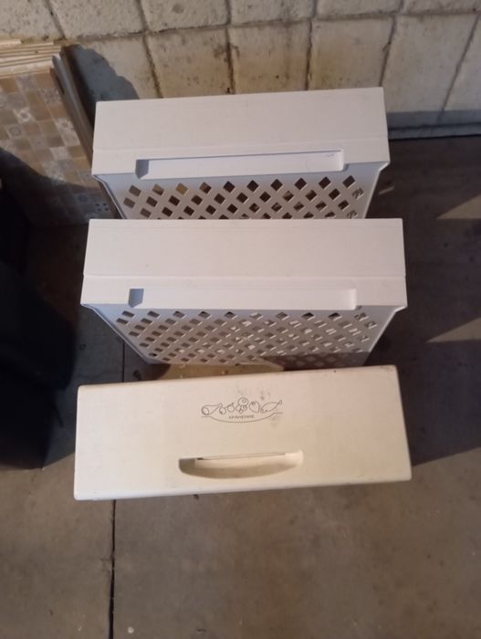 Полки холодильника,  белого цвета .