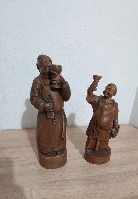 Няколко дървени фигури..