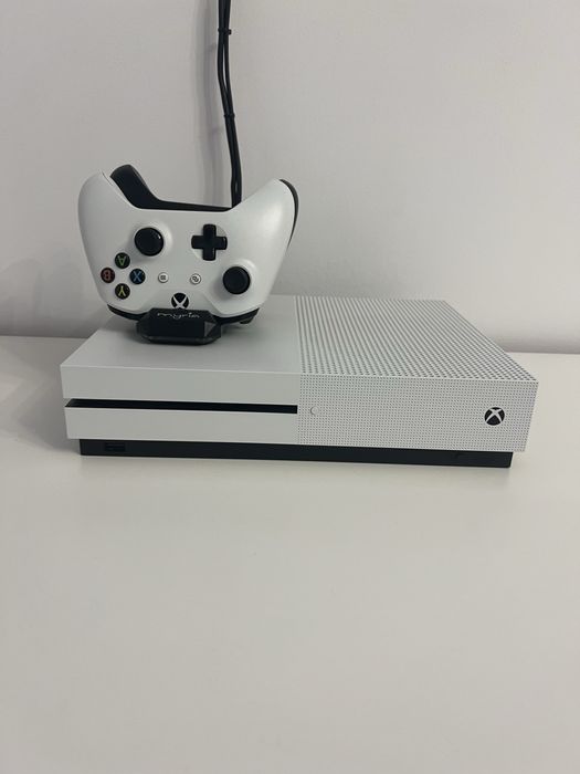 Vând Xbox One S+ 2 manete