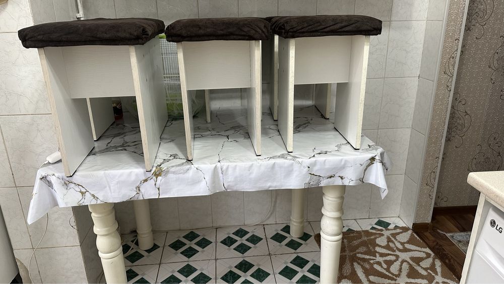 Стол с табуретками