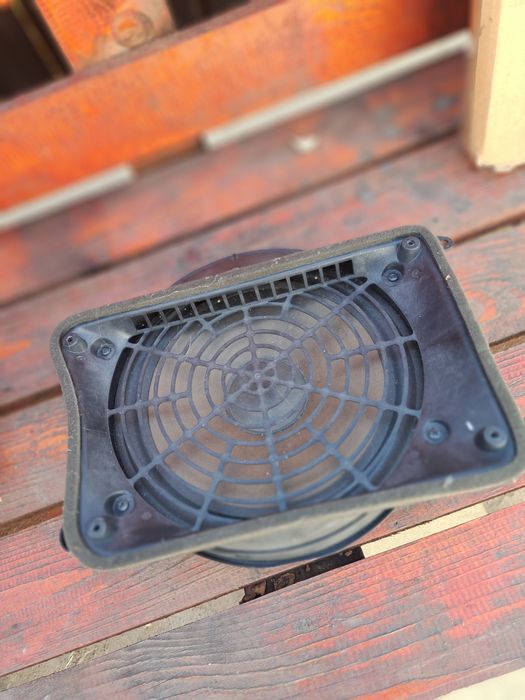 Boxa subwoofer audi spate