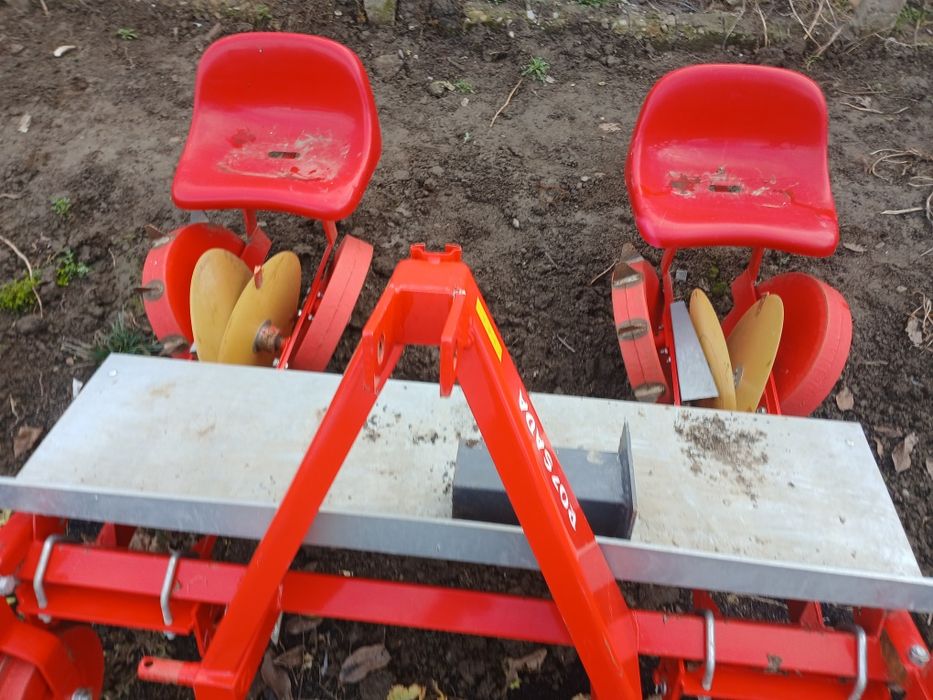 Vând plantator rasaduri în stare foarte buna ,Garoafa vn